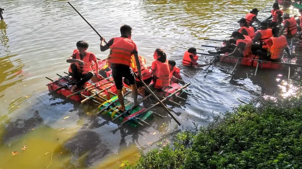 Đoàn mặc áo phao cùng chèo bè tre trên hồ