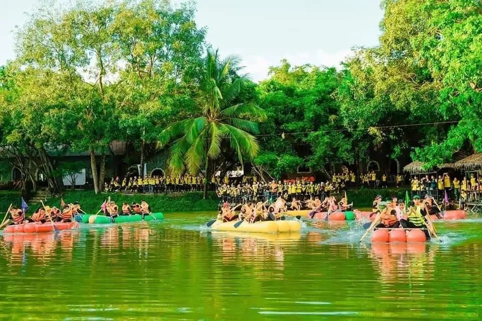 Nhiều đội đua bè trên hồ, khán giả đứng xem ven bờ